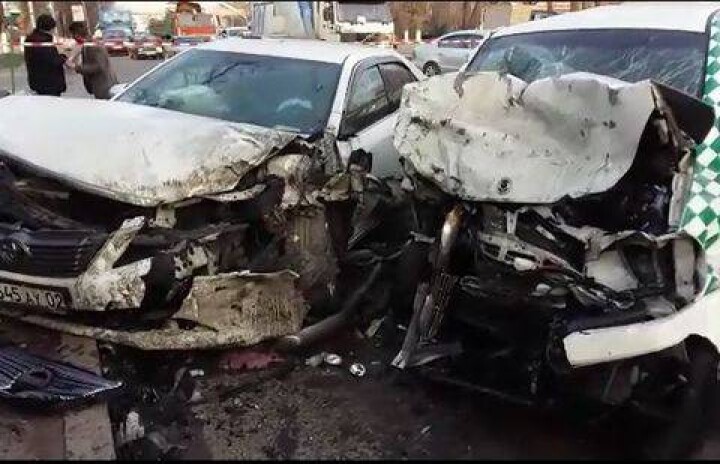 В лобовом столкновении двух авто в Алматы пострадали четыре человека