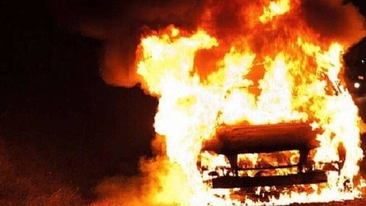 Полицейские снегом помогали тушить загоревшийся автомобиль в Астане 