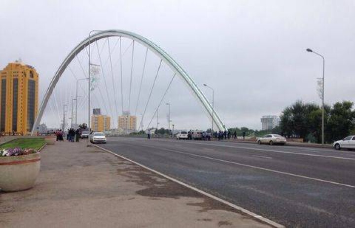 Мужчина устроил переполох на мосту в Астане, грозясь спрыгнуть в реку