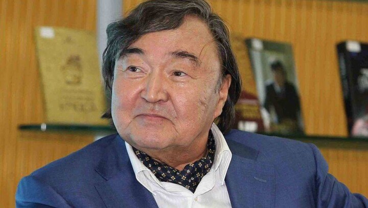 Японский императорский орден вручили Олжасу Сулейменову