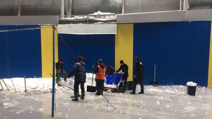 Кровля провалилась в спорткомплексе "Астана Арена" под тяжестью снега