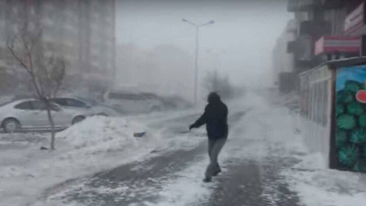 18 человек получили травмы во время бурана в Астане 