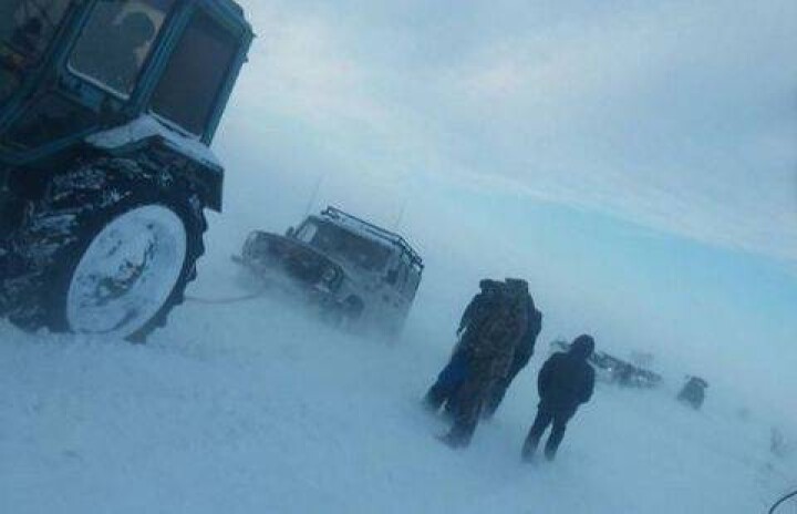 Третьи сутки остаются в снежном плену автомашины в Актюбинской области
