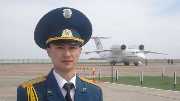 Военнослужащий-музыкант из Семея в обмен на добрые дела рисует портреты
