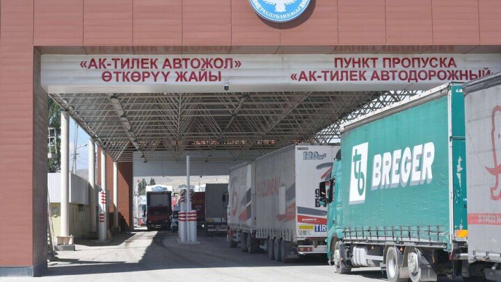 Огромная пробка образовалась на кыргызско-казахстанской границе. Вице-премьер КР назвал ситуацию критической