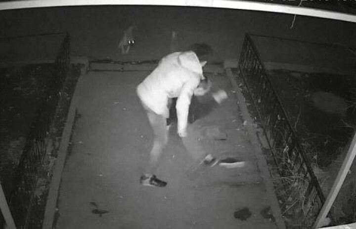 Обнародовано видео, как известный в Алматы дизайнер избивает отвёрткой мужчину