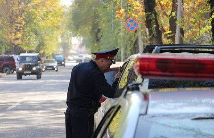 Полицейские Алматы устроили охоту на нарушителей правил парковки