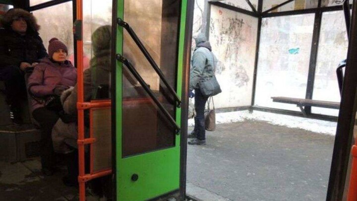 В Алматы водителя автобуса осудили из-за выпавшего пассажира
