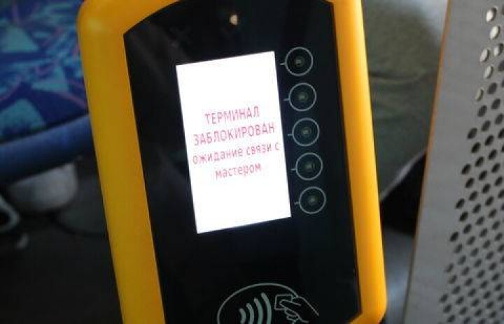 Из-за неработающего терминала "Онай" кондуктор автобуса оскорбила алматинку 