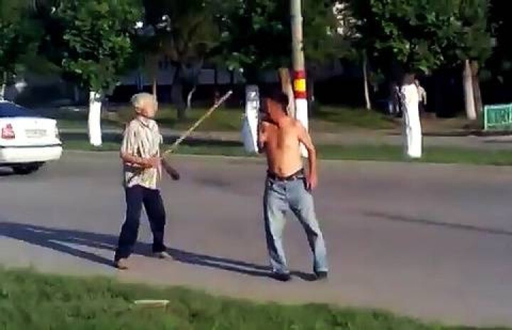 Мужчина устроил бой с машинами в Рудном