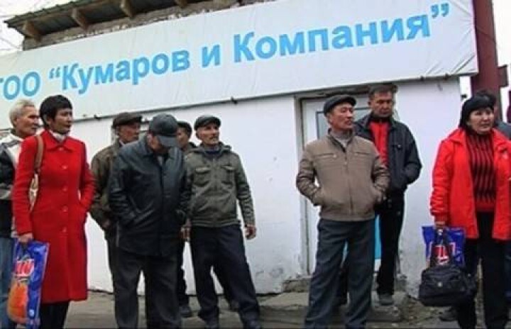 Выстроил стену долгов