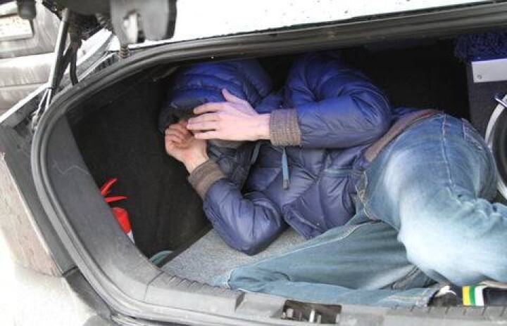 Полиция Павлодара разыскивает своих коллег, которые засунули мужчину в багажник