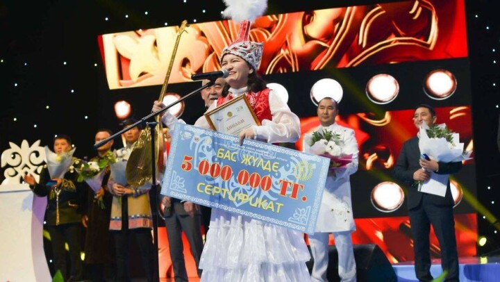 Лучшим айтыскером Казахстана впервые стала женщина