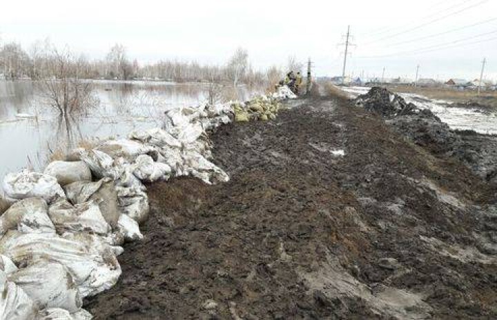 Дамба в пригороде Костаная может не выдержать напора воды