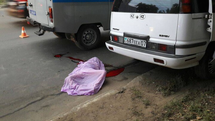 Школьница в Уральске погибла под колёсами внедорожника, перебегая дорогу