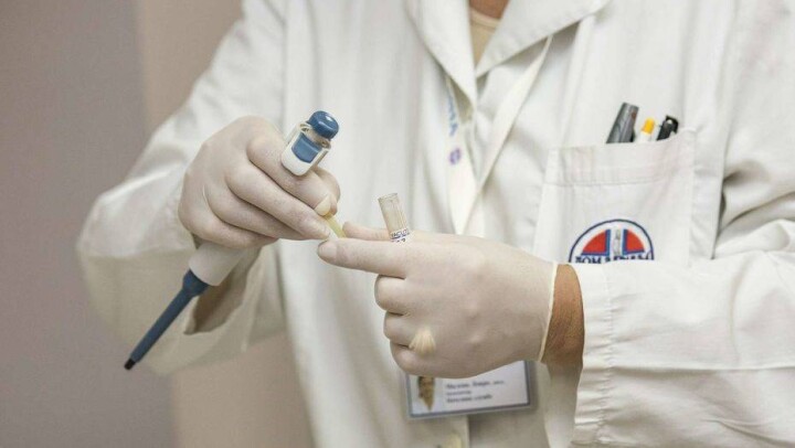 В Нур-Султане полицейские вручают врачам специальные опознавательные знаки для автомобилей