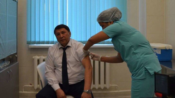 Главный санитарный врач Казахстана опробовал вакцину от гриппа на себе и своём внуке