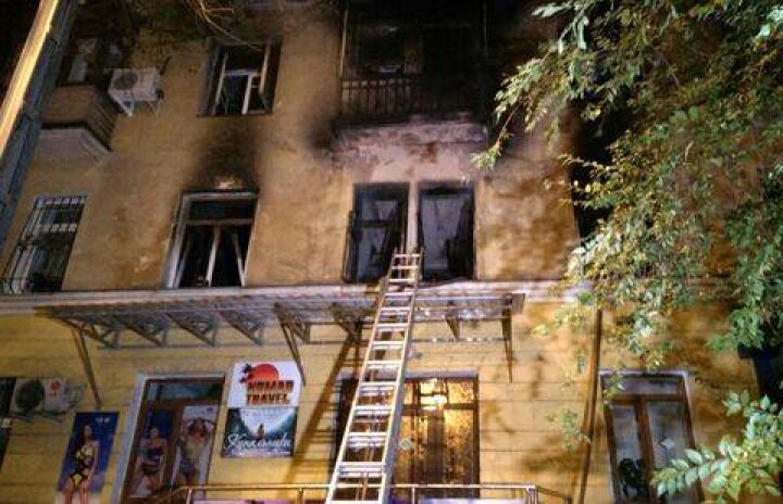 В Алматы пожарные спасли женщину
