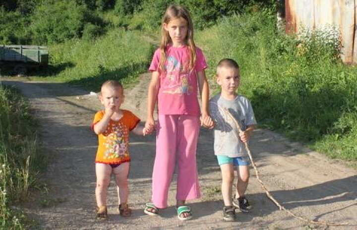 В ВКО случайные прохожие спасли троих детей из огня