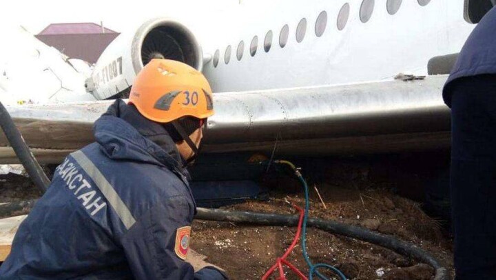 КЧС ведёт работы по перекачке авиатоплива из бака разбившегося самолёта