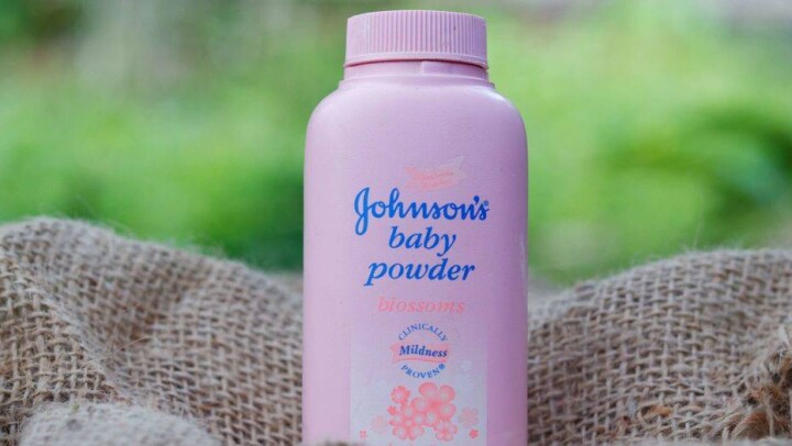 Johnson & Johnson отзывает партию детской присыпки из-за выявленных следов асбеста