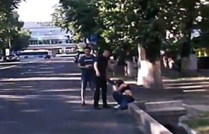 Пьяная девушка бросалась под машины и спровоцировала ДТП в Алматы