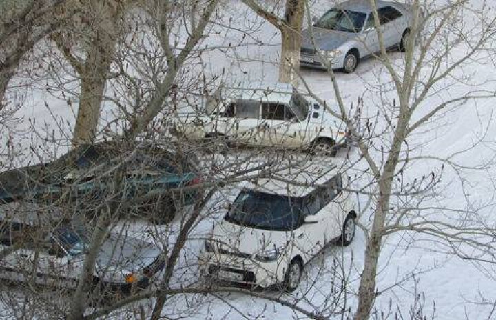 Парковаться на детских площадках разрешили водителям в Степногорске