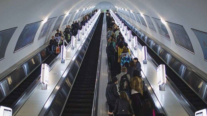В Алматы в качестве эксперимента на станции метро убрали турникеты 