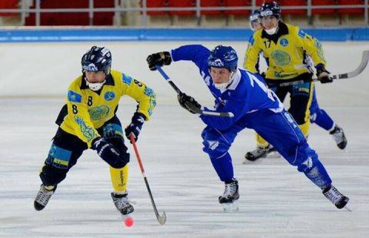 Казахстан одержал первую победу на чемпионате мира по хоккею с мячом