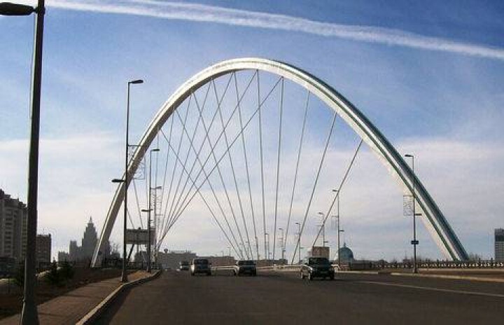 Мужчине, пытавшемуся спрыгнуть с моста в Астане, предъявили обвинение