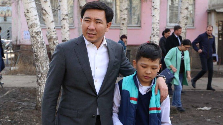 В Усть-Каменогорске отремонтируют двор, о котором ребёнок рассказал акиму в видеообращении