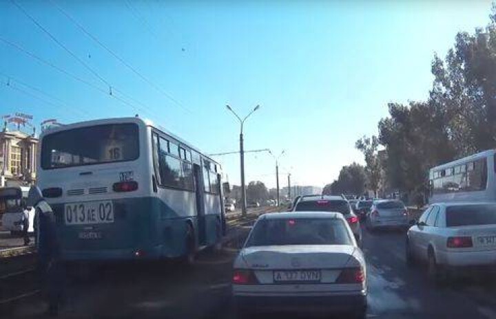 Водителя автобуса, застрявшего на трамвайных путях в Алматы, оштрафовали