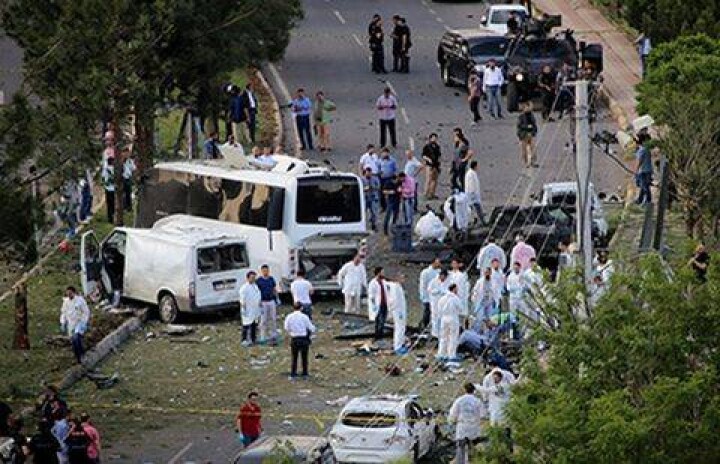 Очередной теракт в Турции: заминированный автомобиль взорвался у полицейского участка