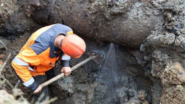 Авария на водопроводе оставила центр Астаны без воды