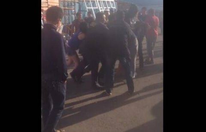 Очевидцы сняли на видео драку женщин с охранниками в Астане