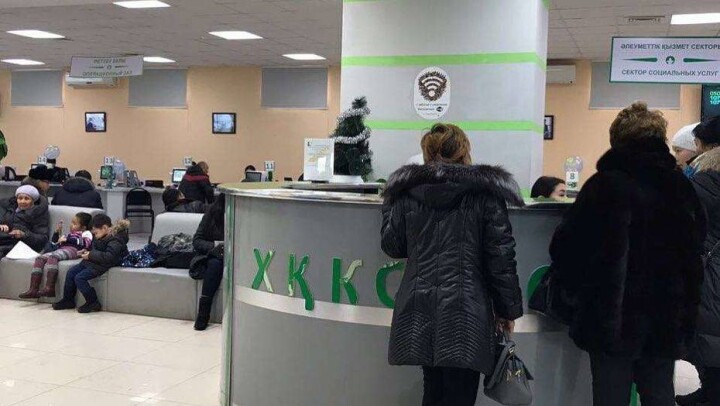 Чтобы избежать ажиотажа в предновогодние дни, в ЦОНах увеличили штат сотрудников