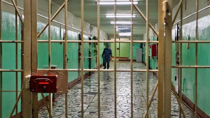 Сотрудника СИЗО Караганды осудили за организацию свиданий заключённых
