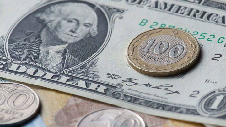 Биржевой курс доллара перешагнул за 375 тенге, обменники продают по 382