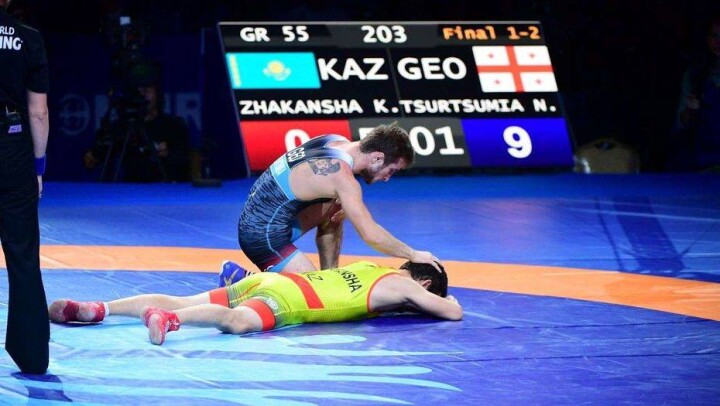Грузинский борец не позволил казахстанцу выиграть чемпионат мира в Нур-Султане