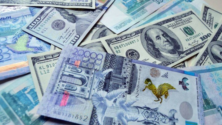 Стоимость доллара на бирже перед выходными составила 382,56 тенге