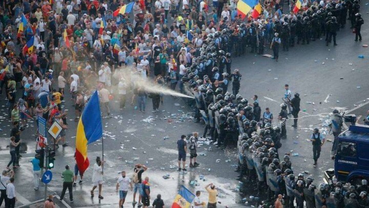 Глава МВД Румынии извинилась перед пострадавшими во время разгона митинга