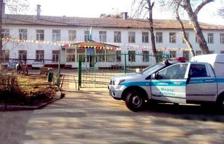 В Алматы школьники доставлены в больницу с отравлением