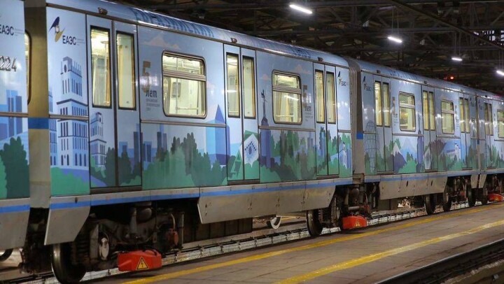 В московском метро появился поезд с рецептом бешбармака и стихами Макатаева