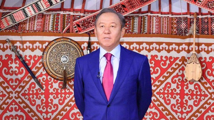 Нурлан Нигматулин прочёл стихи Абая и передал эстафету коллеге из Узбекистана