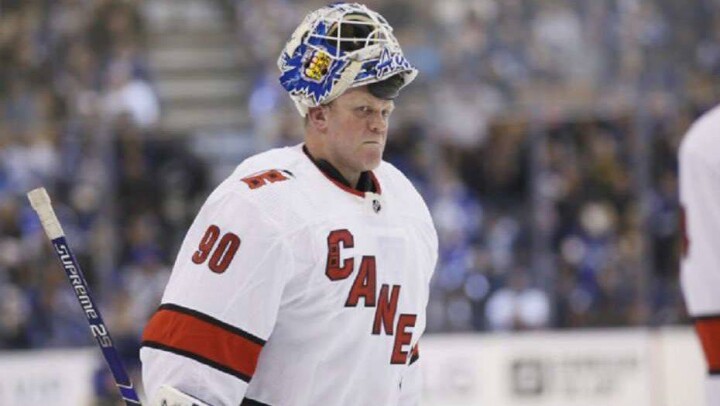 В матче NHL заливщик льда встал в ворота Carolina Hurricanes и помог ей победить