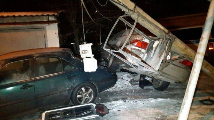Пьяный водитель протаранил столб и наехал на припаркованный автомобиль в Алматы
