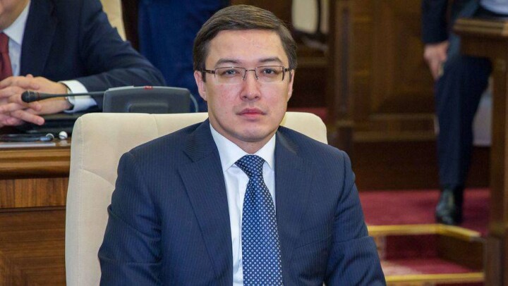 Акишев: Казахстан зависит от нефти и металлов больше, чем Россия