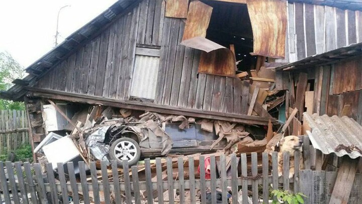 Пьяный водитель снёс частный дом и сбежал с места ДТП