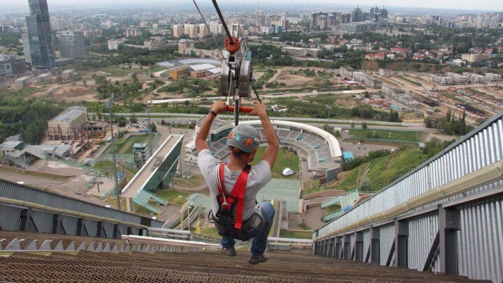 Скоростной спуск Gorilla Zipline открыли в Алматы