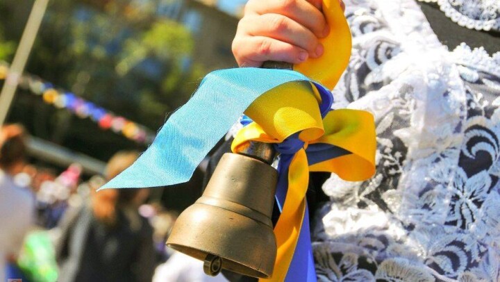 Малолетняя школьница "отожгла" танцем на первое сентября